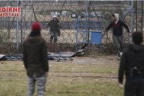 Top oynayan sığınmacılara gaz bombası attılar