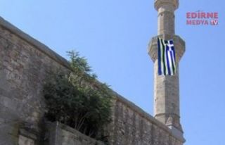 Camimize Yunan bayrağı astılar